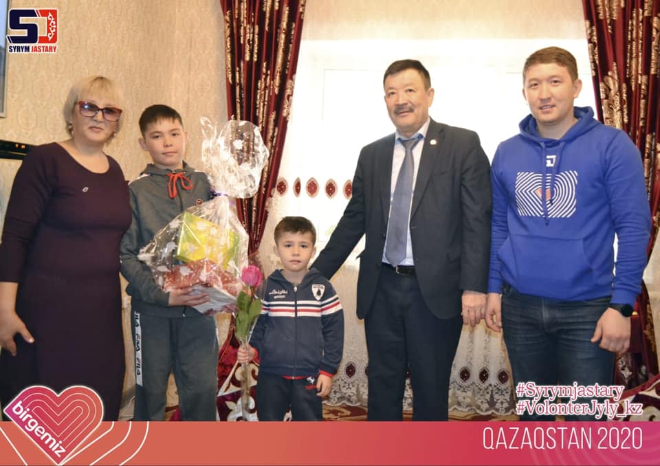 Аким Сырымского района Т.Торегалиев поздравил наступающим Международным женским днем 8 марта.