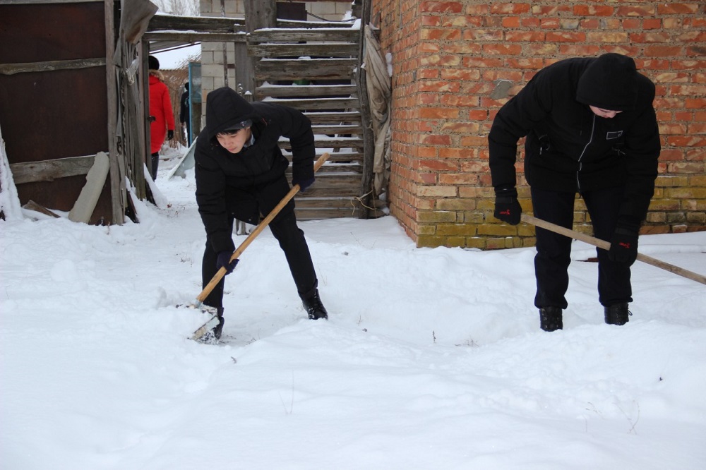 Провели очистку двора от снега у одинокопроживающей пенсионерке 